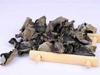 风在耳边轻吹诗歌_风在耳边轻轻吹过